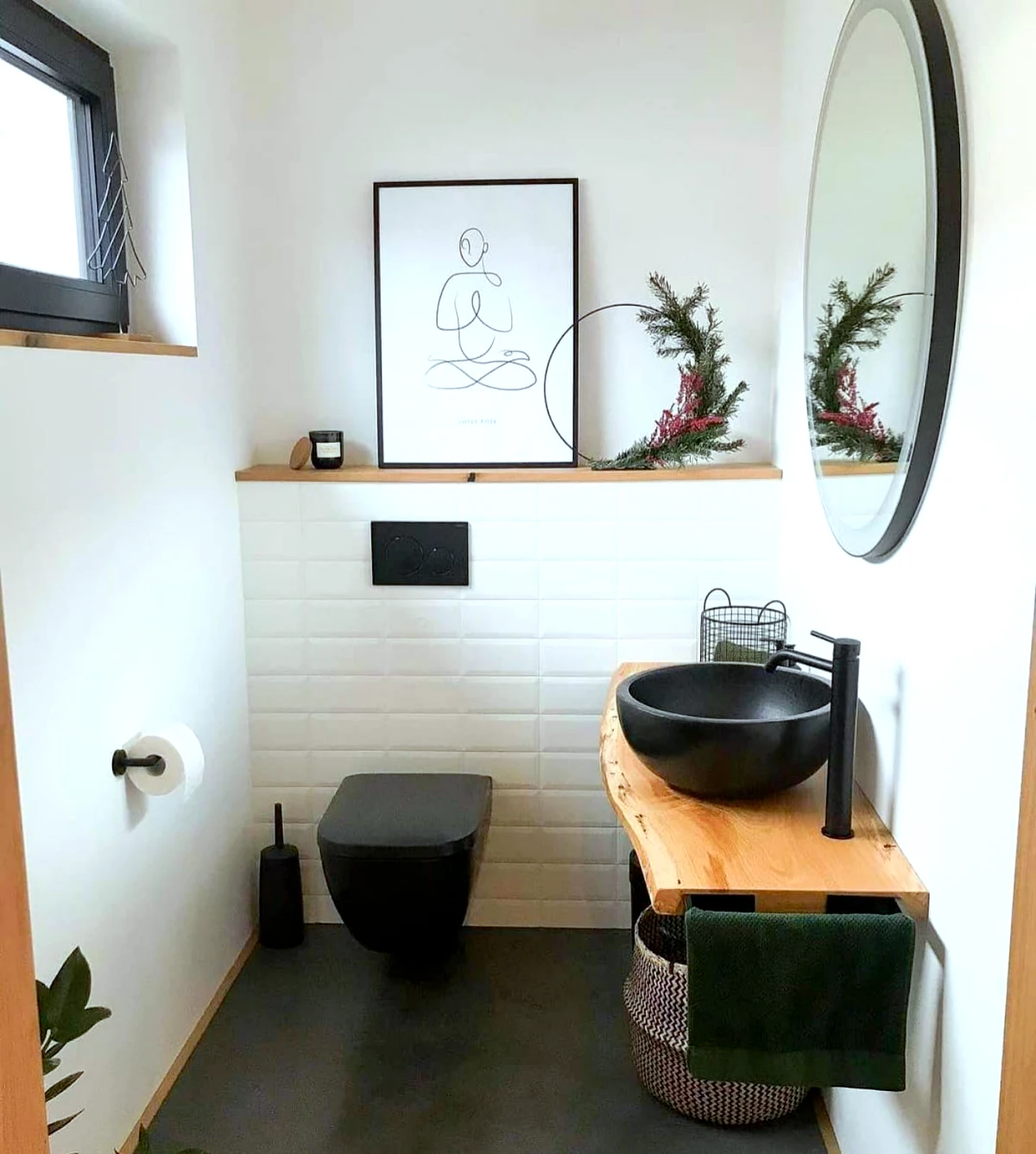 idee de deco toilettes en noir et blanc et un peu de bois