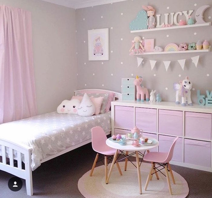 mobilier enfant petite fille avec mur gris et rideaux roses, petite table et chaises avec dinette pour fillette