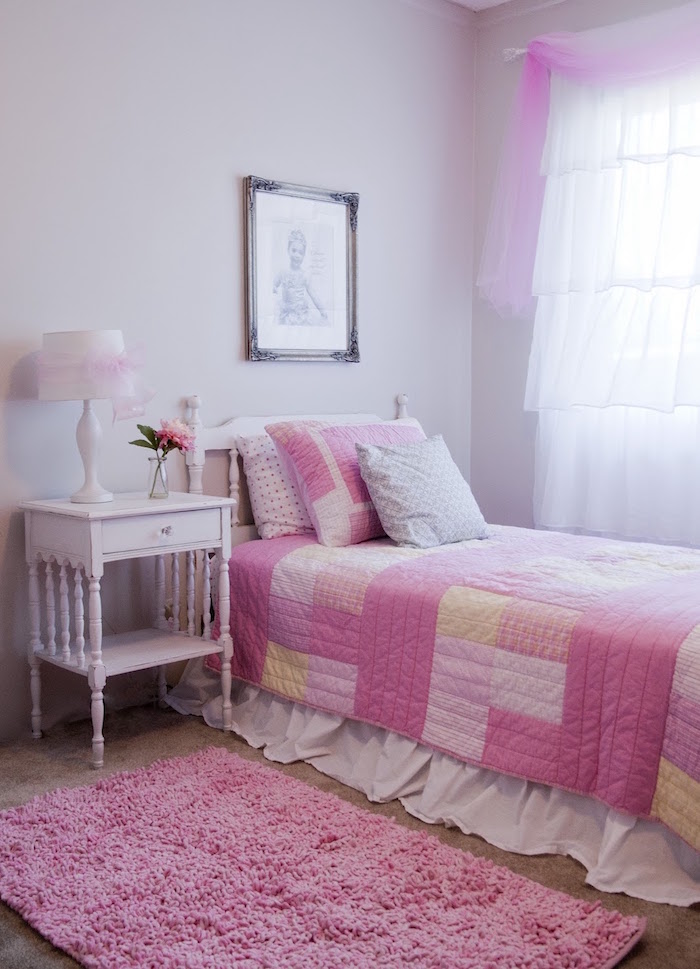 chambre fille simple rose pour enfant avec tapis et couette rosée