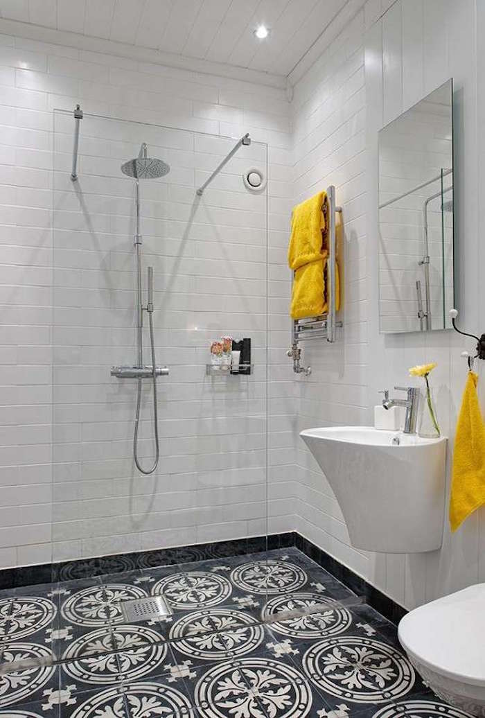 carrelage de sol de salle bain décoré et douche ouverte avec paroi centrale vitrée