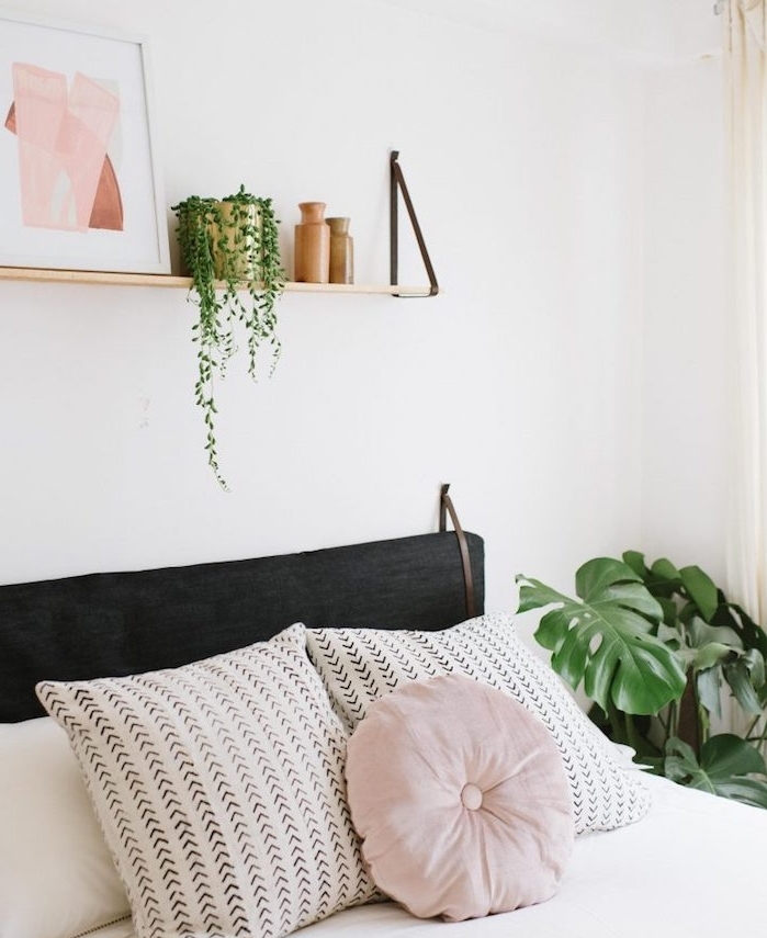 tete de lit a faire soi meme, étagère bois avec déco cadre, plante verte et vases, linge de lit blanc avec coussin rose clair