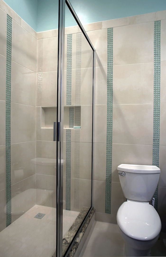 carrelage de salle de bain avec mosaique bleue et douche italienne fermée