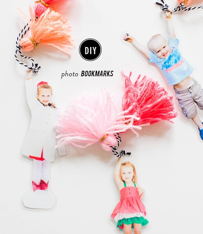 comment fabriquer une marque page en photo enfant avec pompon à franges coloré, cadeau fête des mères maternelle
