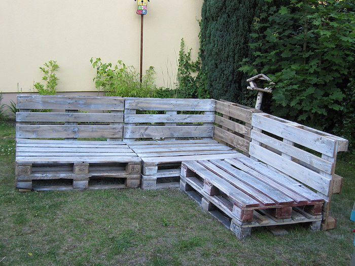 exemple pour fabriquer un meuble avec palette en bois, grand canapé d angle, mur végétalisé derrière
