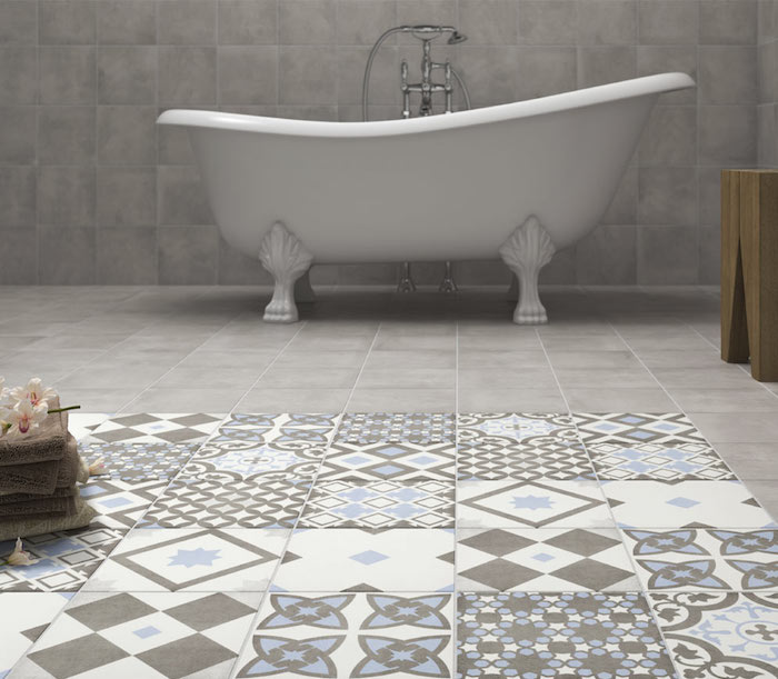 une idée déco salle de bain carrelage gris clair et parcelle graphique décorative au sol