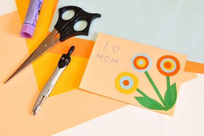 idée de cadeau fete des meres, fleurs en papier sur un bout de papier orange clair, carte fête des mères maternelle