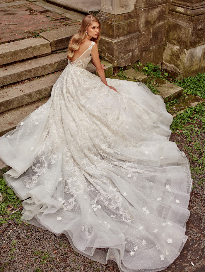princesse robe de mariée longue avec une longue traine à motifs floraux, fleurs blanches brodées et un top transparent