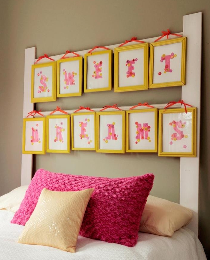 exemple de tete de lit a faire soi meme, cadres jaunes avec des lettres rose, linge de lit blanc, coussins beige et mauve