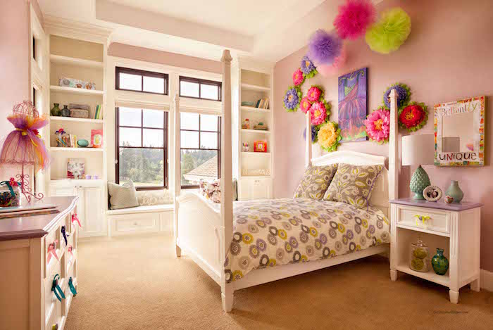 mobilier de chambre enfant petite fille avec mur rose et décoration fleurs et froufrous