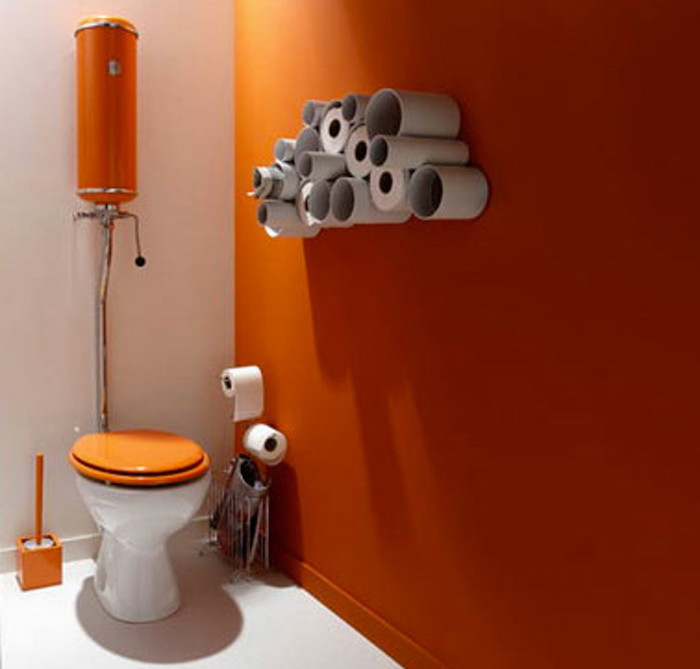 fabriquer décoration murale avec rouleaux de papier toilette et peinture orange pour wc vintage