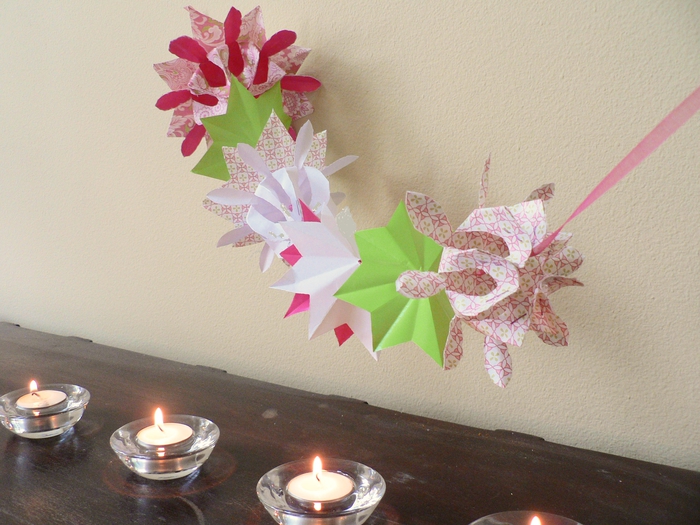 idée pour un bricolage printanier en origami facile, une jolie guirlande composée de fleurs en origami et des des fleurs en relief