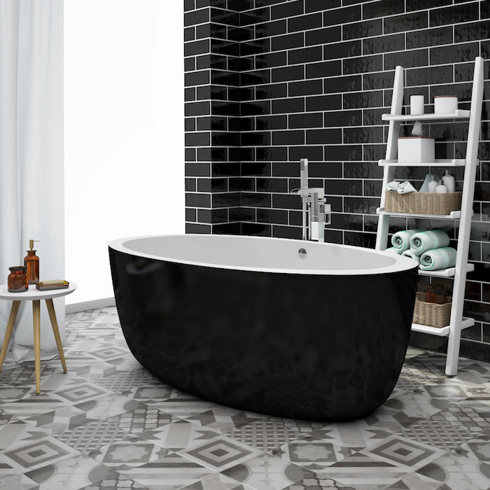idée de déco carrelage salle de bain graphique gris et mur noir et baignoire ilot noire