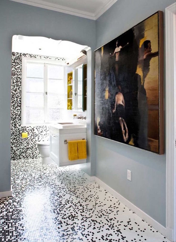 déco de salle de bain avec carrelage noir et blanc sur sol et mur style pixels