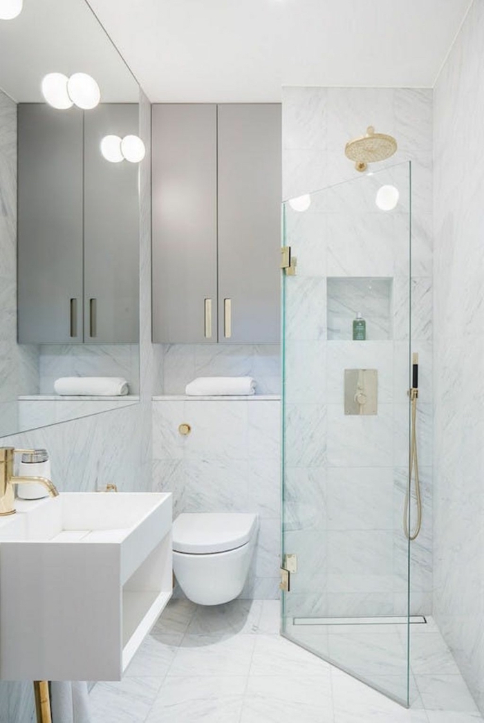 salle de bain carrelée style marbre et douche à l italienne dans un coin avec porte coulissante d'angle