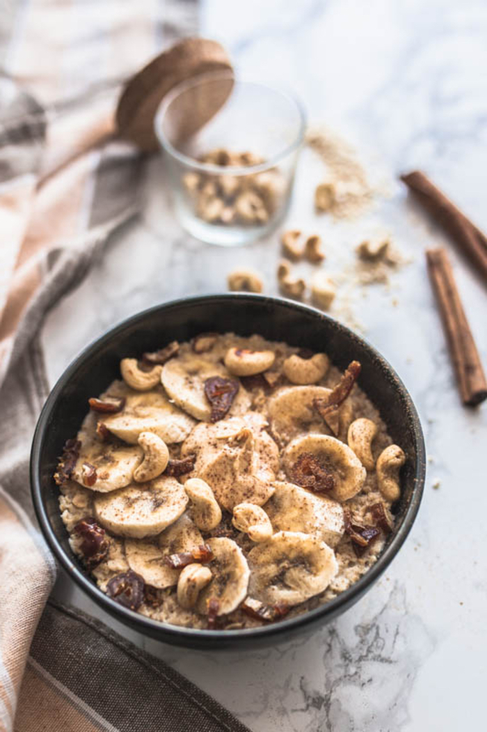 recette de porridge rapide au micro-ondes, à la banane, cannelle et noix de cajou idéal pour un petit déjeuner diététique et nourrissant