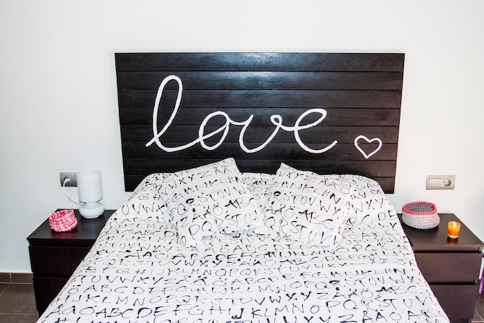fabriquer une tete de lit en bois de planches marron foncé avec le mot amour écrit e blanc, linge de lit noir et blanc graphique, tables de nuit bois marron
