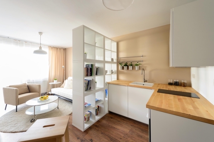 modèle de meuble séparation blanc pour diviser la cuisine du salon, exemple de petite cuisine blanc et beige avec plancher de bois foncé