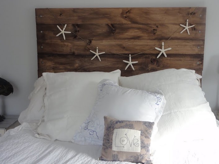 fabriquer une tete de lit en bois, planches marron décorées d étoiles de mer blanches, linge de lit blanc
