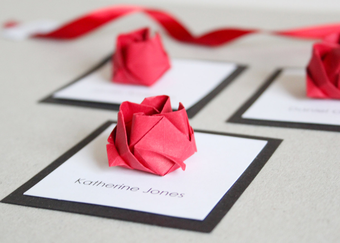 idée pour une déco de mariage en origami facile, idée originale d' un marque-place en forme de rose origami
