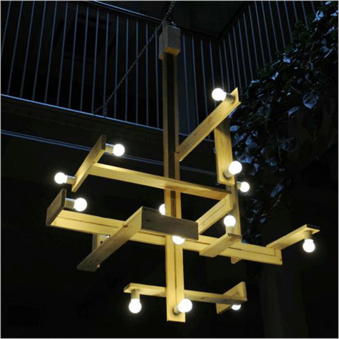 luminaires en bois de palettes avec des ampoules nues, meubles de jardin en palettes, illumination originale pour les soirées, banc en palette 