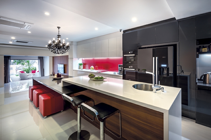 cuisine avec ilot central, ilot et table dans une grande cuisine moderne, tabourets rouges, plafond à niveaux