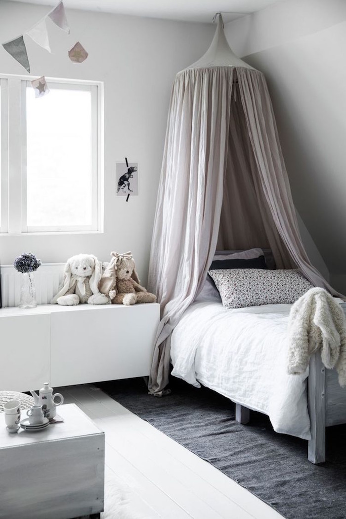 chambre scandinave fille avec meubles scandinaves blancs et déco minimaliste