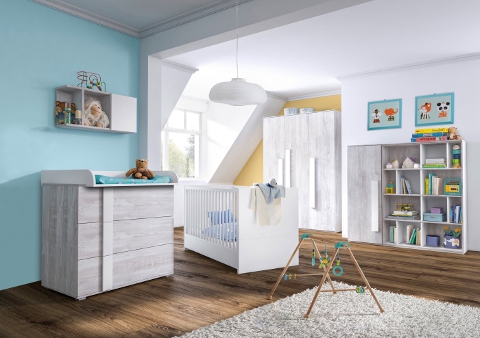 idée pour deco chambre garcon aux murs blancs avec pan de mur bleu et mobilier de bois blanc combiné avec plancher foncé