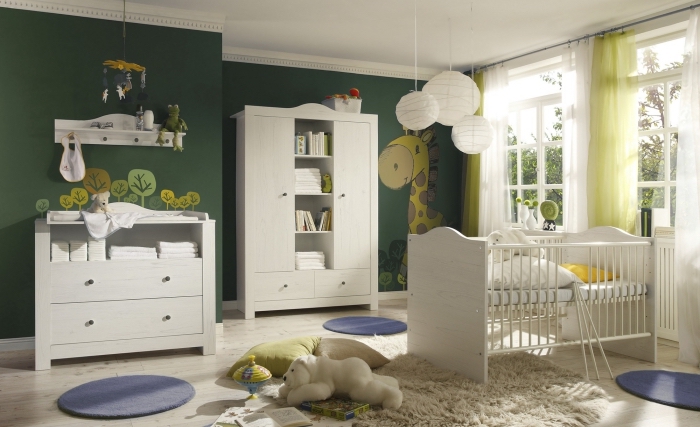 idée déco de chambre nouveau-né avec plancher de bois laqué et grandes fenêtres, mobilier chambre complète pour bébé