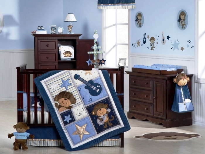 déco de style bicolore en bleu clair et marron foncé dans une pièce enfant avec objets décoratifs à design singe