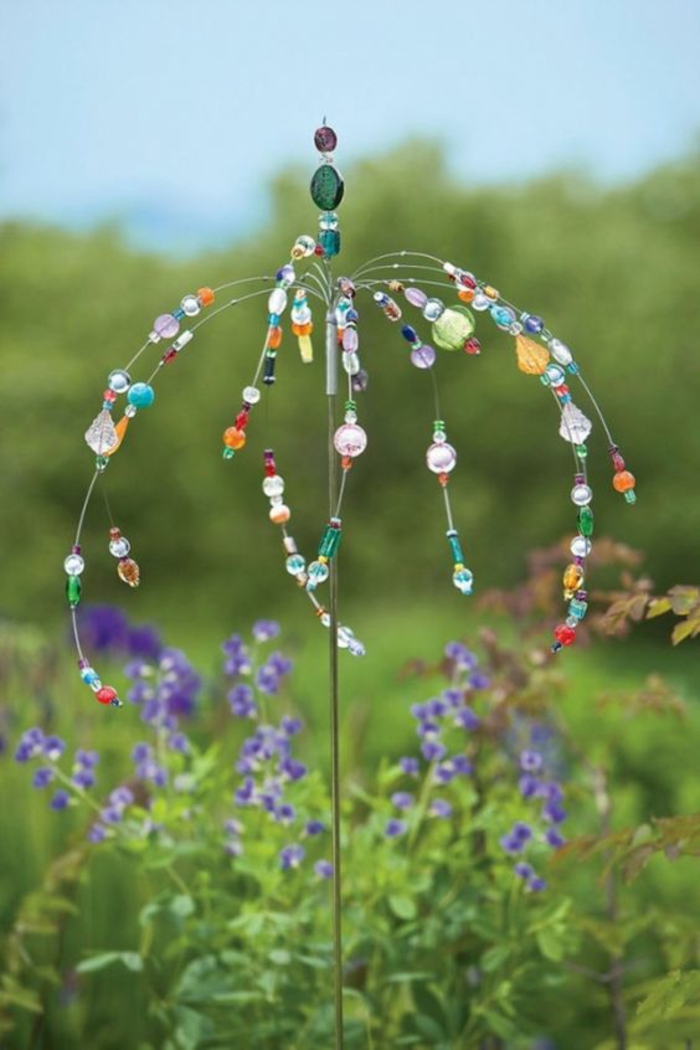 accessoire bijou pour le jardin en perles synthétiques colorées, décorer son jardin avec des accessoires colorés, des touches de couleurs vives parmi les plantes vertes