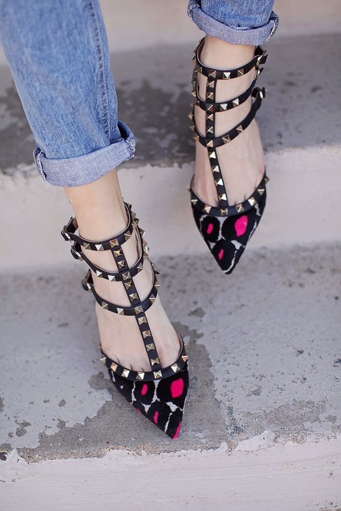 style rock avec jeans et paire de chaussure tendance à design noir avec décoration en accents rose fuschia et studs