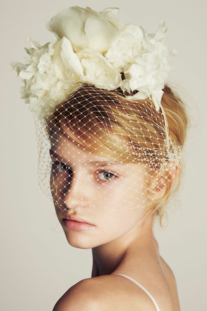 coiffure femme mariage, headband cheveux courts, fine diadème blanche avec des grandes fleurs de tissu dessus, voilette couvrante le visage jusqu'au bout du nez