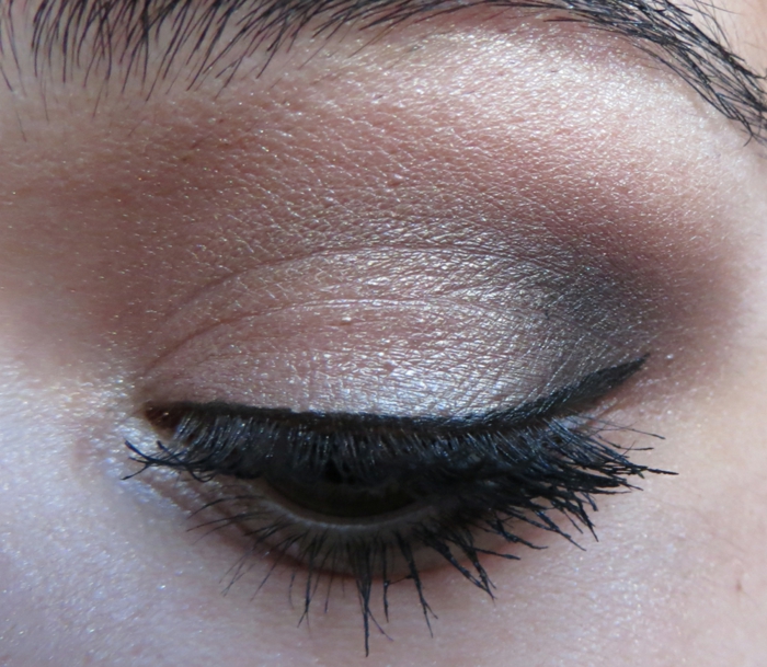 maquillage gris métallique et lilas pale, contour de l'oeil avec un eyeliner noir