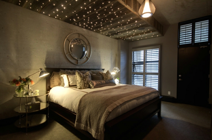 atmosphère romantique dans la chambre à coucher, étoiles artificielles au-dessus du lit