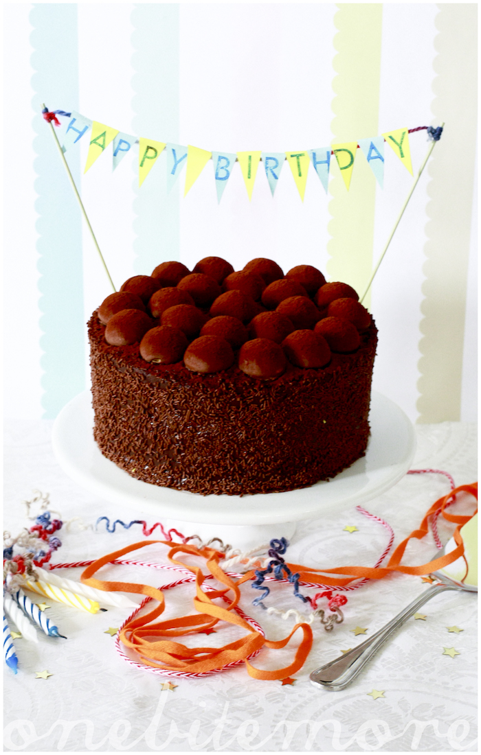 Le plus délicieux gateau d'anniversaire au chocolat original gateau a etage chocolat déco joyeux anniversaire 