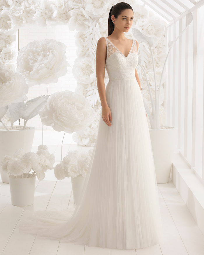 exemple de robe de mariée coupe empire avec une jupe blanche et un bustier blanc avec bretelles transparentes