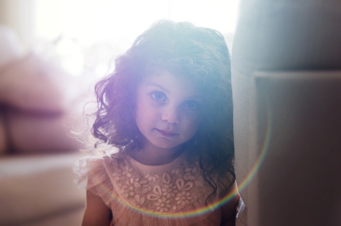 Photo petite fille coupe cheveux court petite fille adorable image coupe enfant belle fille cheveux bouclés