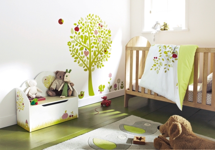 idee deco chambre garcon aux murs blancs avec dessin arbre vert et animaux, déco bicolore en blanc et vert
