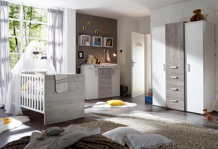 intérieur moderne avec idee deco chambre garcon aux murs blancs et pan de mur taupe aménagée avec meubles de bois