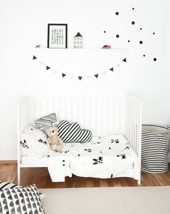 photo lit scandinave enfant blanc à barreaux semi ouvert pour une chambre bébé dans un style nordique