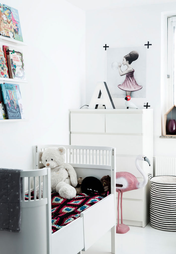 photo de déeco chambre bebe scandinave avec lit évolutif et mobilier tout blanc