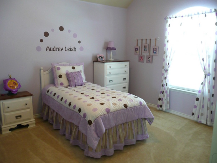 chambre pour jeune enfant fille avec déco violet lavande simple