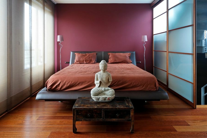 chambre à coucher style asiatique, statuette bouddha sur un meuble vintage, porte japonaise