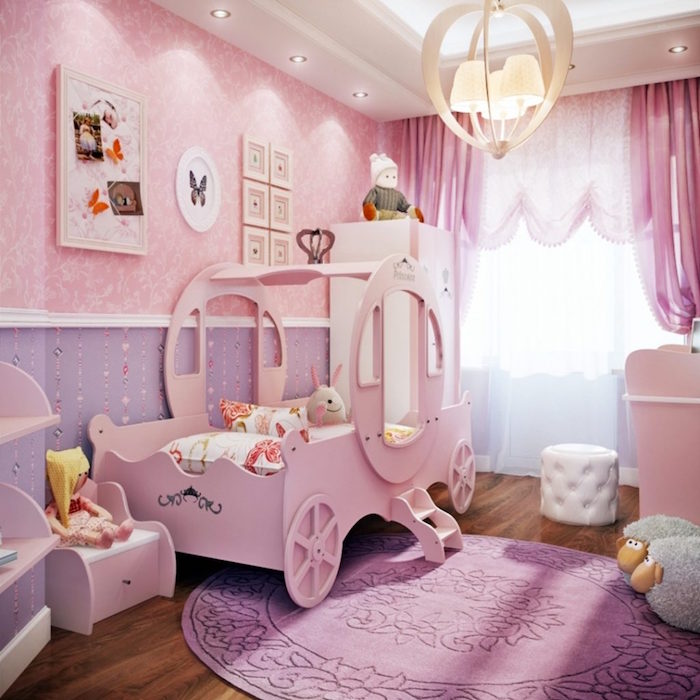 chambre pour petite fille rose et violet avec lit carrosse de princesse en bois