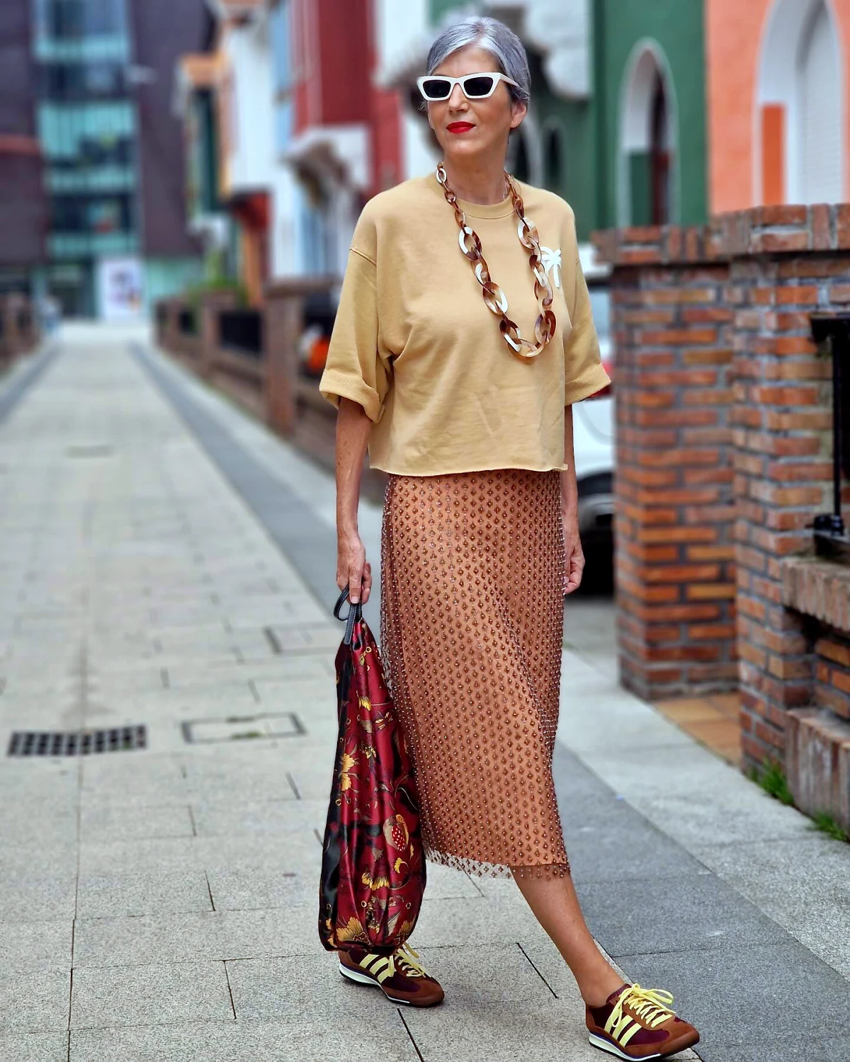 look casual avec baskets tendance mode femme 50 ans tenue marron et beige