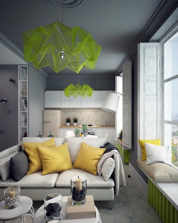 quelles couleurs associer au gris dans un intérieur moderne, studio aux murs et plafond gris avec objets en vert et jaune