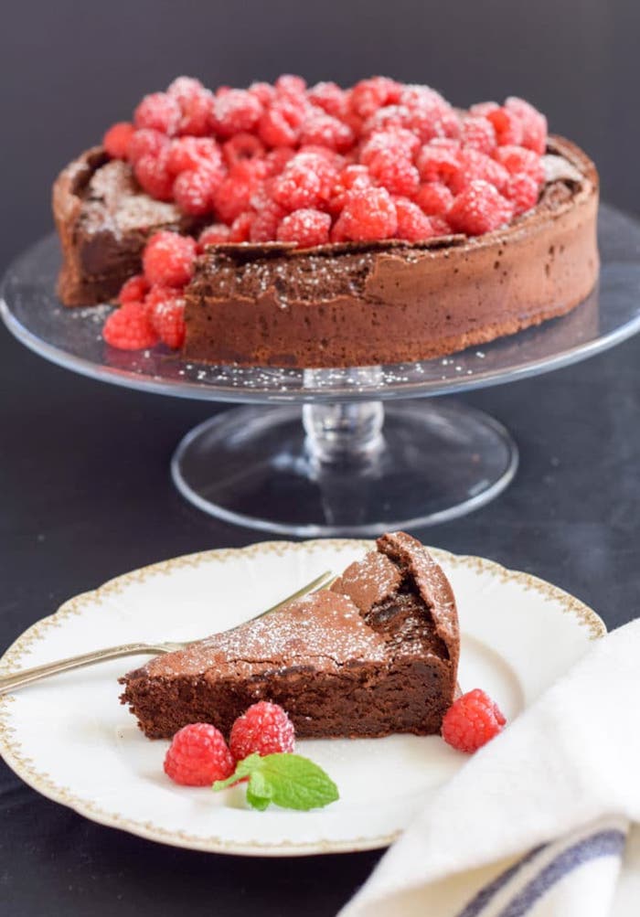 Idée gateau chocolat facile préparation gâteau d'anniversaire au chocolat idée gateau fondant avec framboises en top
