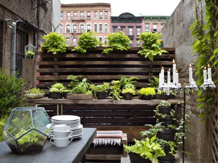idée potager palette ou bois massif pour faire un mini jardin avec légumes et herbes sur terrasse ou balcon