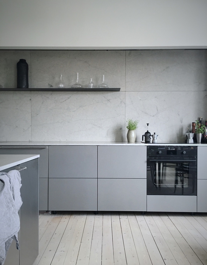 la sombre élégance d'une cuisine moderne grise de style scandinave avec des étagères ouvertes noires 