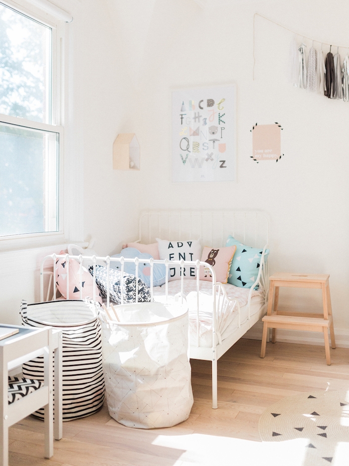 photo de chambre fille scandinave blanche avec meubles et objets déco couleurs pastel